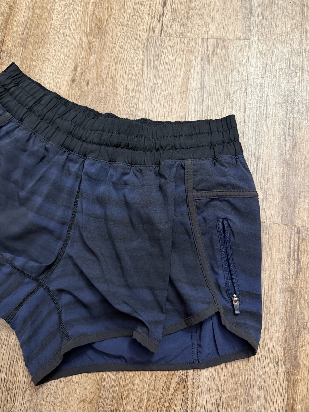 Lululemon • Tracker Shorts size 12 - Picture 4 of 13